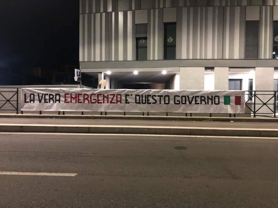 Striscione affisso nella notte a Torino: “La vera emergenza è questo Governo”