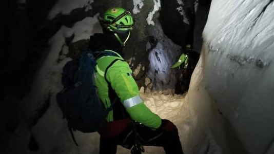 Escursionista resta in bilico in un canalino ghiacciato: salvato grazie a una foto