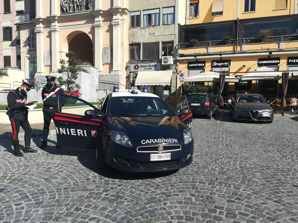 Accoltellato in piazza a Moncalieri: un 33enne fermato per tentato omicidio
