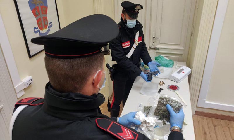 Viavai nell’appartamento senza mascherina: era un market della droga