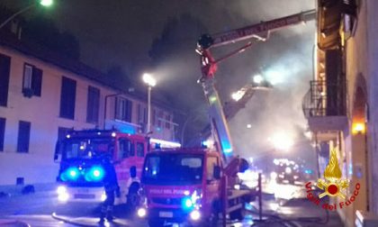 Incendio in casa, pompiere salva una famiglia ma rimane ferito