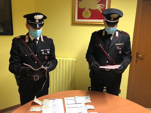 Faceva shopping usando solo assegni bancari, finché il negoziante si è insospettito ed è venuta fuori la verità