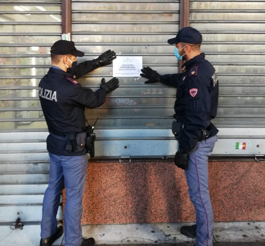 Alcolici oltre le 24 (somministrati anche ai minori) e assembramenti: tre locali abbassano la serranda