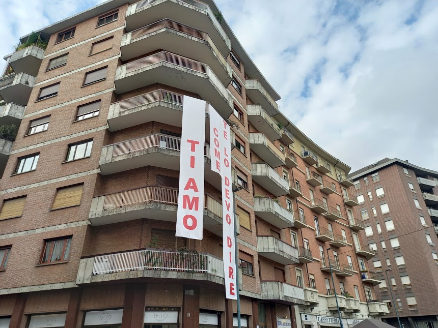 “Ti amo. Come te lo devo dire?”: il mistero dello striscione in piazza Adriano