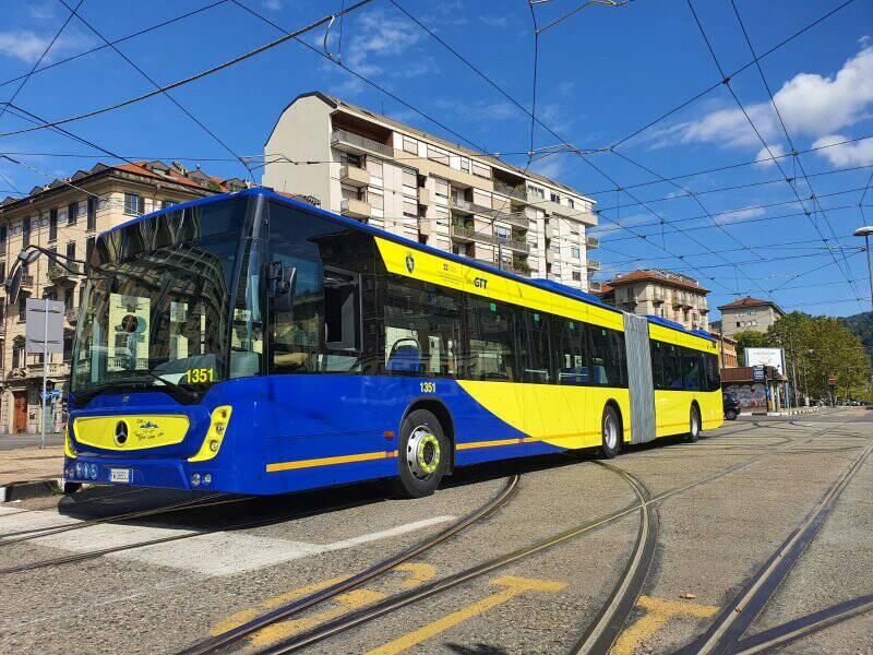 Deraglia un tram a Torino e finisce sulla banchina della fermata: traffico in tilt