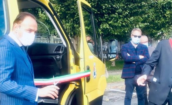 “Fermi, quel pullmino è laico!”: il parroco vuole benedire il nuovo mezzo, ma il sindaco non lo permette