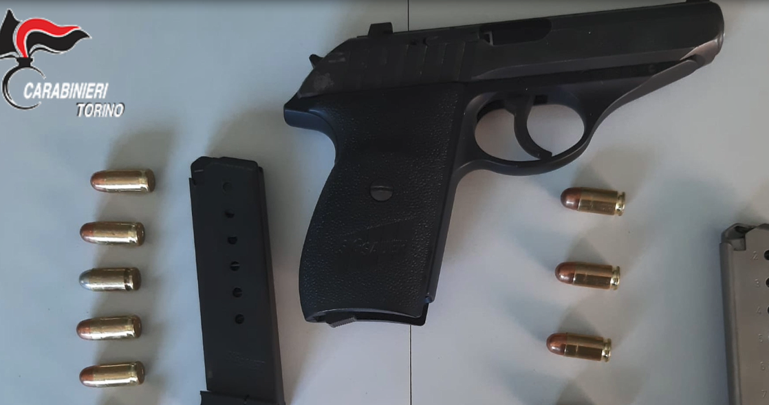 Litiga con il noleggiatore dell’auto e gli punta una pistola in faccia