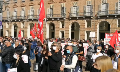 "Anche noi siamo lavoratori!", il mondo dello spettacolo protesta in piazza Castello