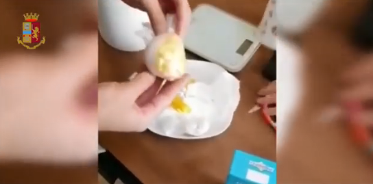 Confezionata nel loro appartamento la droga che riforniva il quartiere: arrestati VIDEO