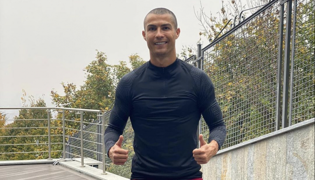 Ronaldo (con nuovo look) sta bene e si allena in casa pensando a Messi