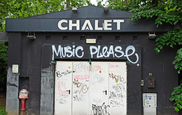 Ruba sessanta euro alla fermata del bus e si nasconde al vecchio “Chalet”, ma vittima e polizia lo seguono