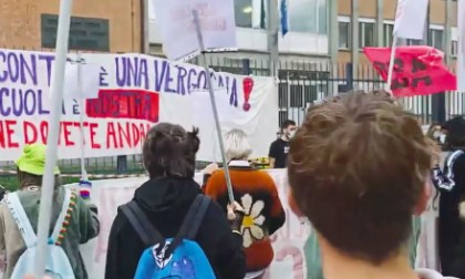 Covid e scuola: la protesta degli studenti davanti al liceo Einstein