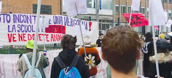 Covid e scuola: la protesta degli studenti davanti al liceo Einstein