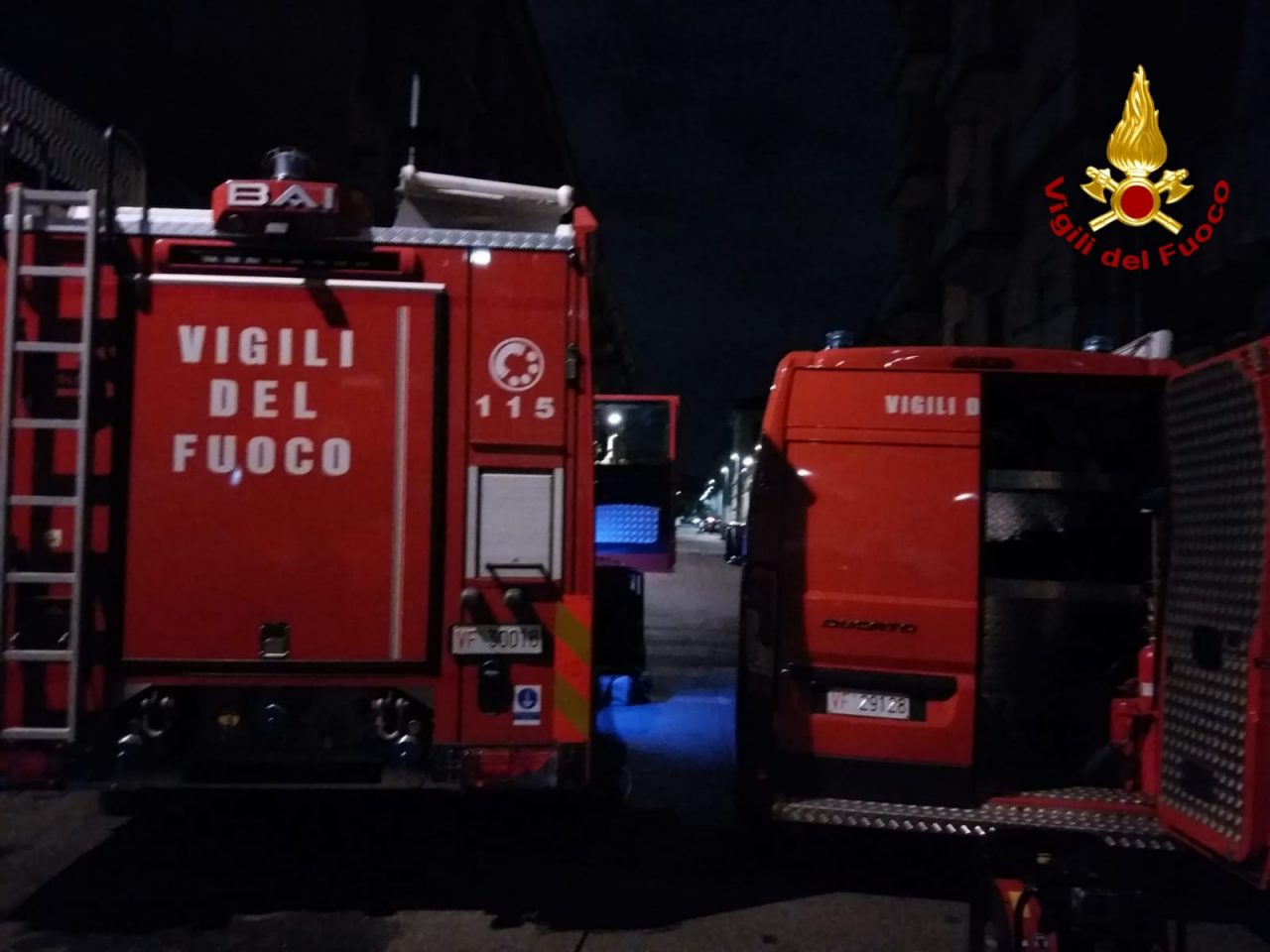 Condominio invaso da fumi di scarico, sette persone soccorse LE FOTO