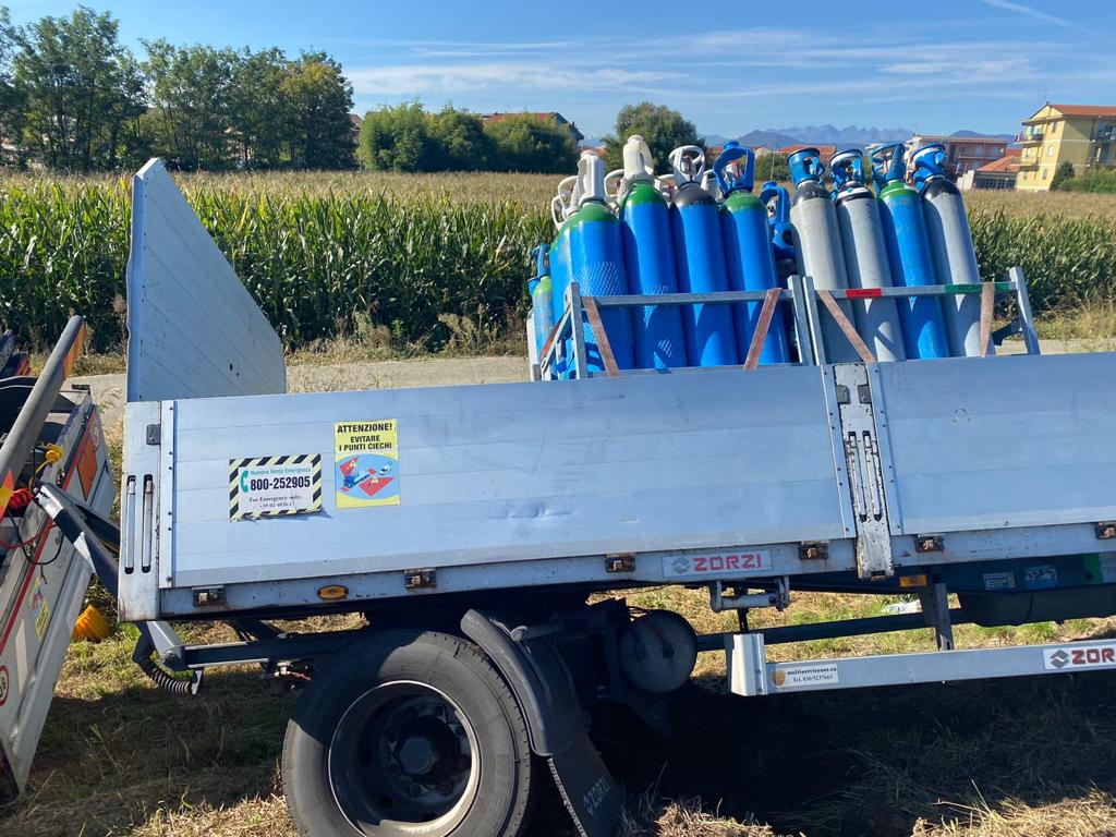 Camion pieno di bombole di ossigeno si ribalta a Caselle
