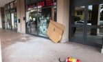 Dopo aver cercato di uccidere i gestori di una pizzeria gli spaccano la vetrina del locale FOTO