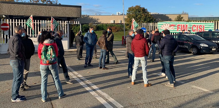 Otto ore di sciopero contro i licenziamenti alla Pininfarina di Cambiano