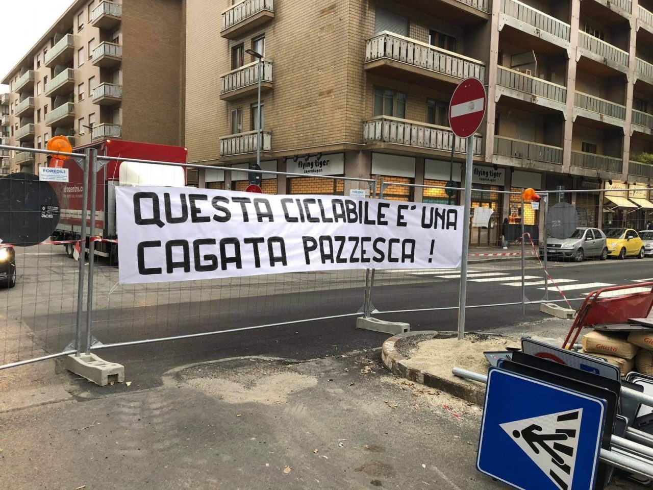 Via Nizza: protesta alla Fantozzi contro la ciclabile