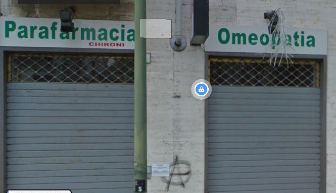 Il video del rapinatore entrato in farmacia fingendo di avere mal di gola