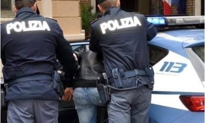 Ubriaco fradicio molesta la barista e provoca i passanti: arrestato