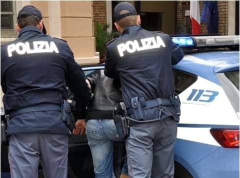 Ingoia la droga e la “espelle” in Questura