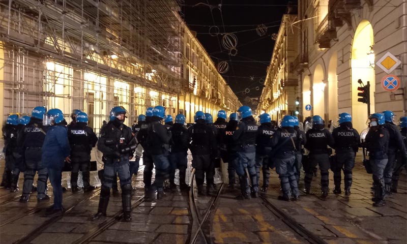 proteste dpcm torino la manifestazione degenera dieci fermati alcuni negozi saccheggiati foto e video prima torino