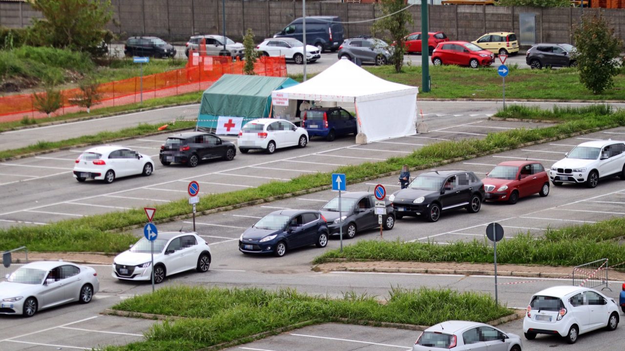 A Settimo in coda sino dall’alba per fare il tampone