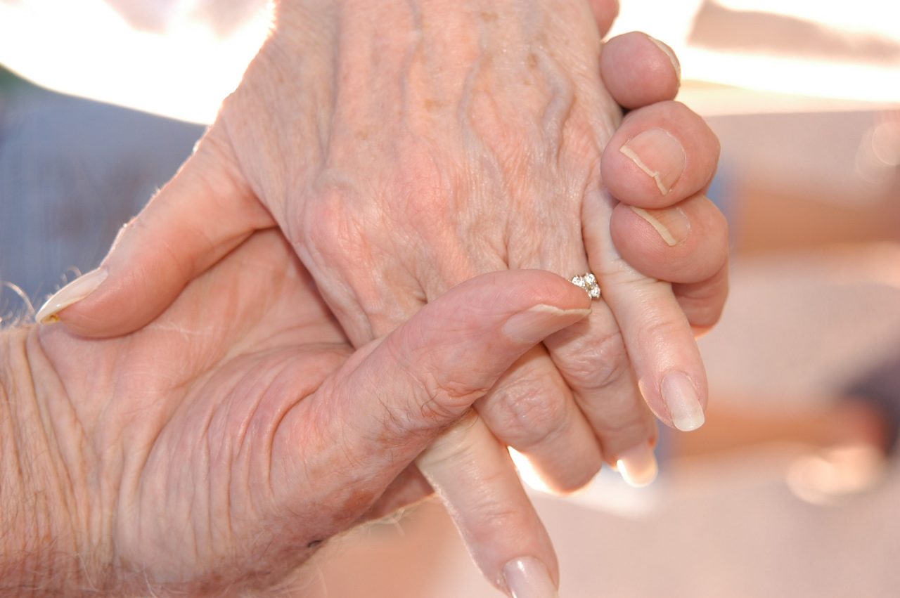 La moglie è gravemente malata: lui si toglie la vita nel parco per non rimanere solo