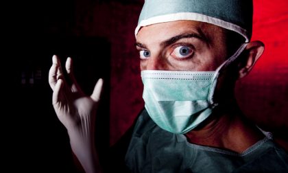Infermiere diabolico uccide lo zio della compagna manomettendo il macchinario dei sedativi