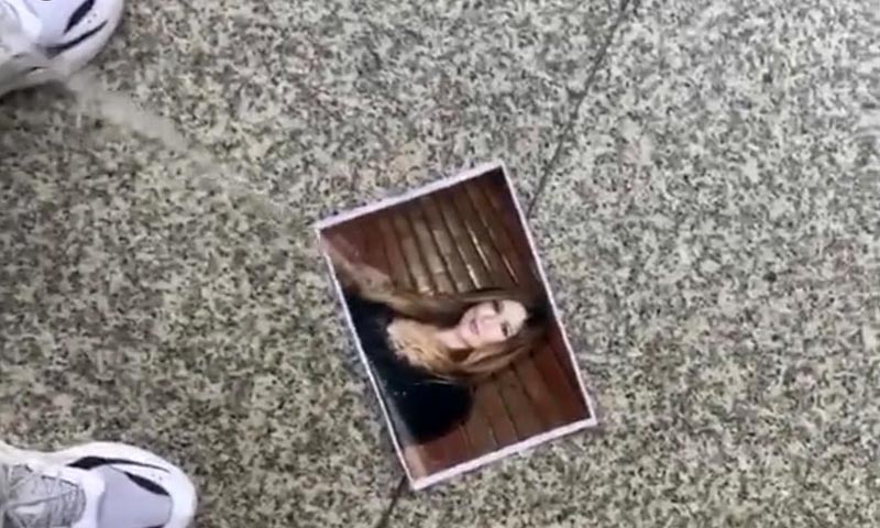 Fa pipì sulla foto di Selvaggia Lucarelli in stazione a Torino e mette in rete il video offrendo soldi per un “tag”: denunciato