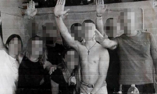 Postano la foto mentre fanno il saluto romano, letame davanti all’attività di una delle protagoniste