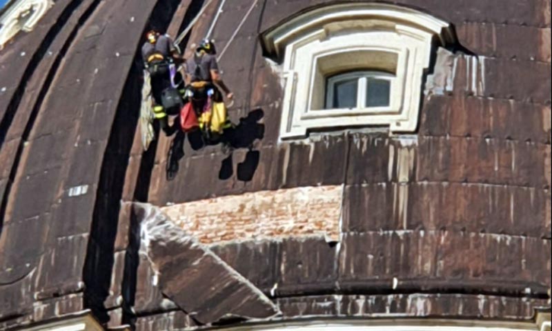Lastra pericolante sulla sommità della cupola di Superga