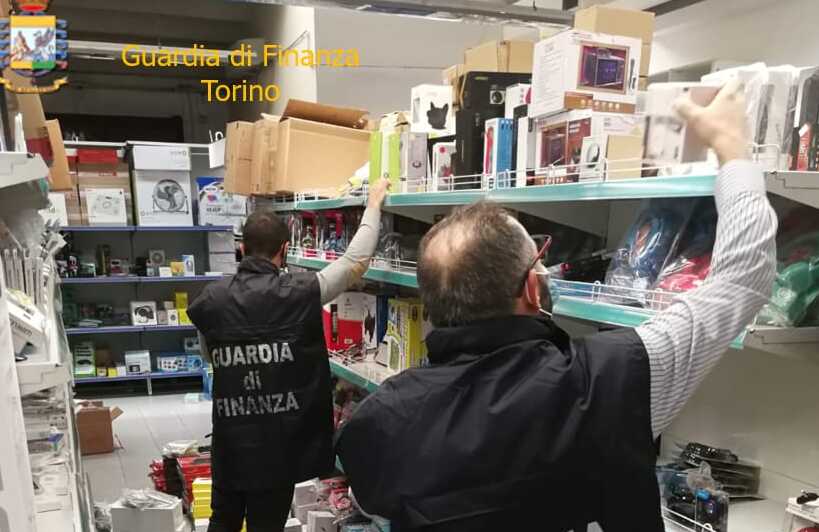 Maxi sequestro della Guardia di Finanza in uno store: 10mila articoli pericolosi per la salute FOTO