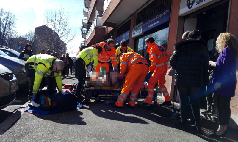 Muore in strada colto da malore il giorno in cui diventa papà
