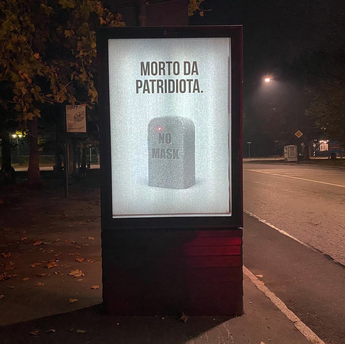 Il Banksy torinese sfida i negazionisti del Covid-19: “Patridioti”