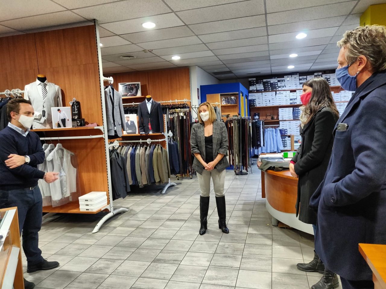 Chiara Appendino in visita a Ivana e Mauro del negozio Tec Abbigliamento