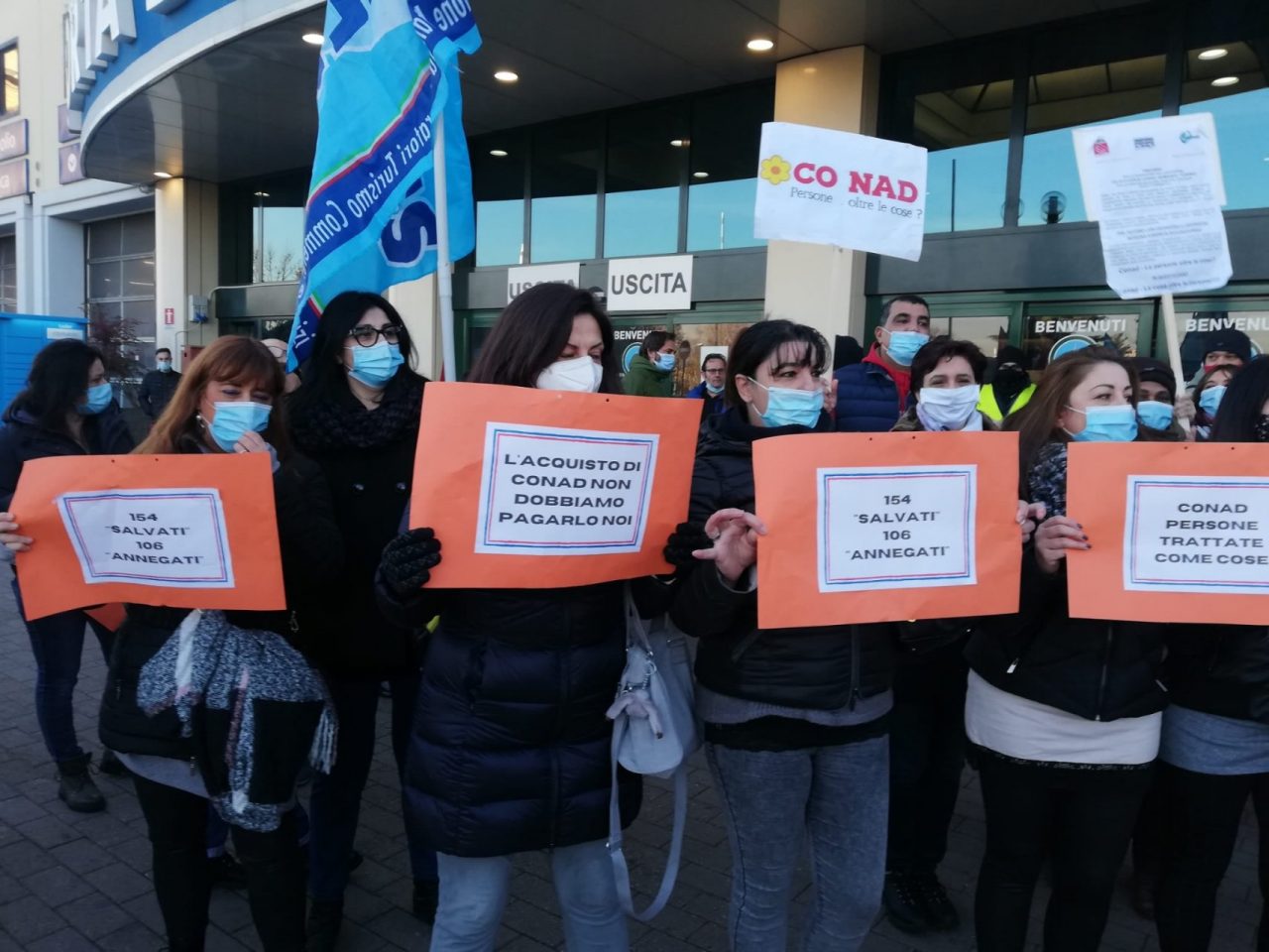 “154 salvati, 106 annegati” la protesta dei lavoratori dell’Ex Auchan di corso Romania