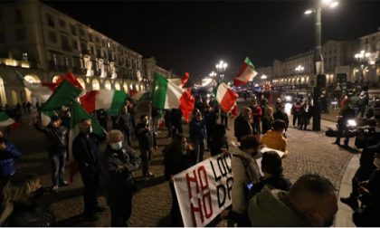 Blitz dei negazionisti alla seconda manifestazione anti Dpcm in centro a Torino