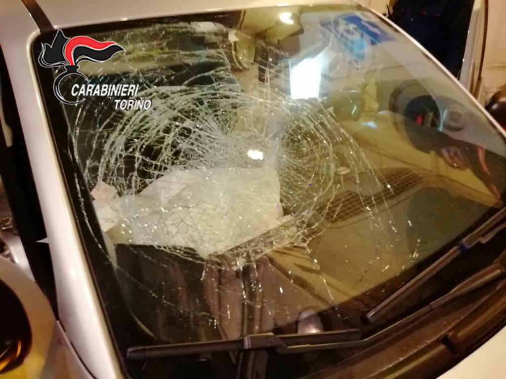 Non si ferma all’alt: folle inseguimento fino allo schianto contro un pilone in centro città
