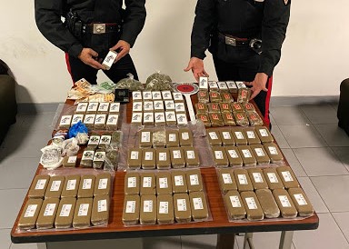 Undici chili di hashish e marijuana in casa, arrestato 59enne di Beinasco