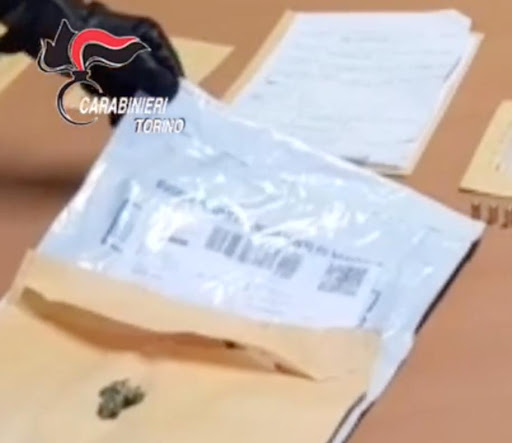 Marijuana express: vendeva la droga e la spediva per posta, arrestato postino 24enne