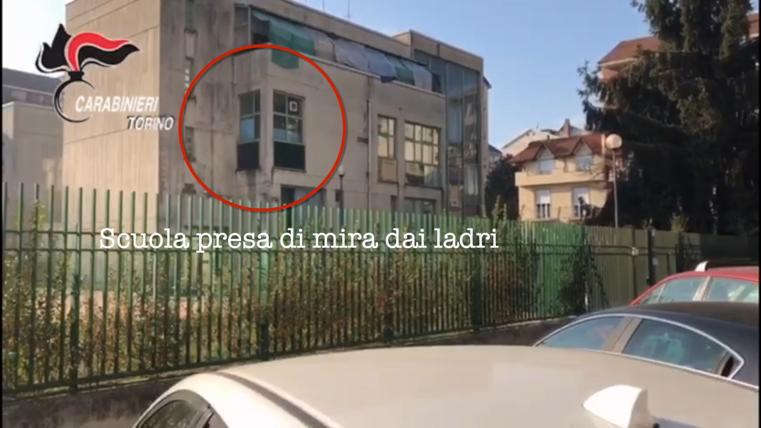 Tenta il furto in una scuola: tradito dal fascio di luce della torcia