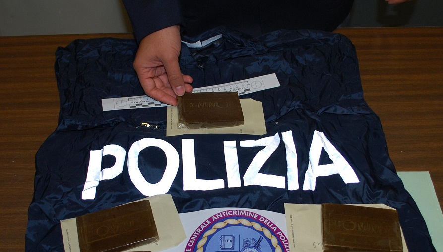 Fidanzati con il “fumo” sotto il cuscino, pizzicati dalla Polizia