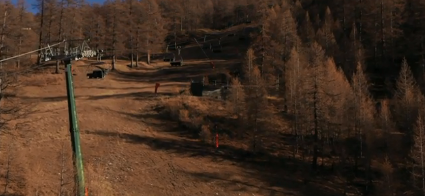 La desolazione di Sestriere: tra piste senza neve a causa del climate change e chiusure forzate