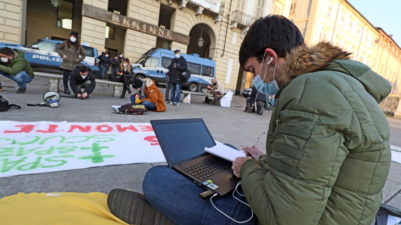 Protesta studenti in piazza Castello a Torino contro la DAD