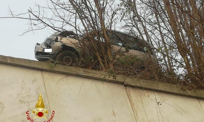 Incidente al cardiopalma: auto resta sospesa su un dirupo