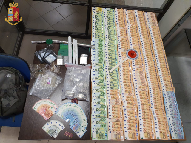 Arrestato il pusher della domenica, nascondeva in casa droga e 22mila euro in contanti
