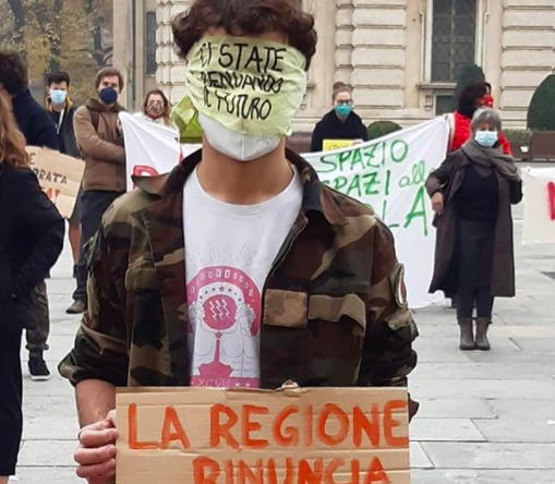 Protesta degli studenti davanti alla Regione Piemonte: “La didattica a distanza per alcuni è un lusso”