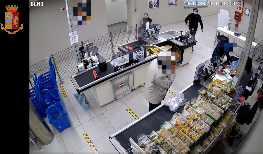 Arrestato rapinatore seriale, a tradirlo i suoi vistosi tatuaggi sulle mani