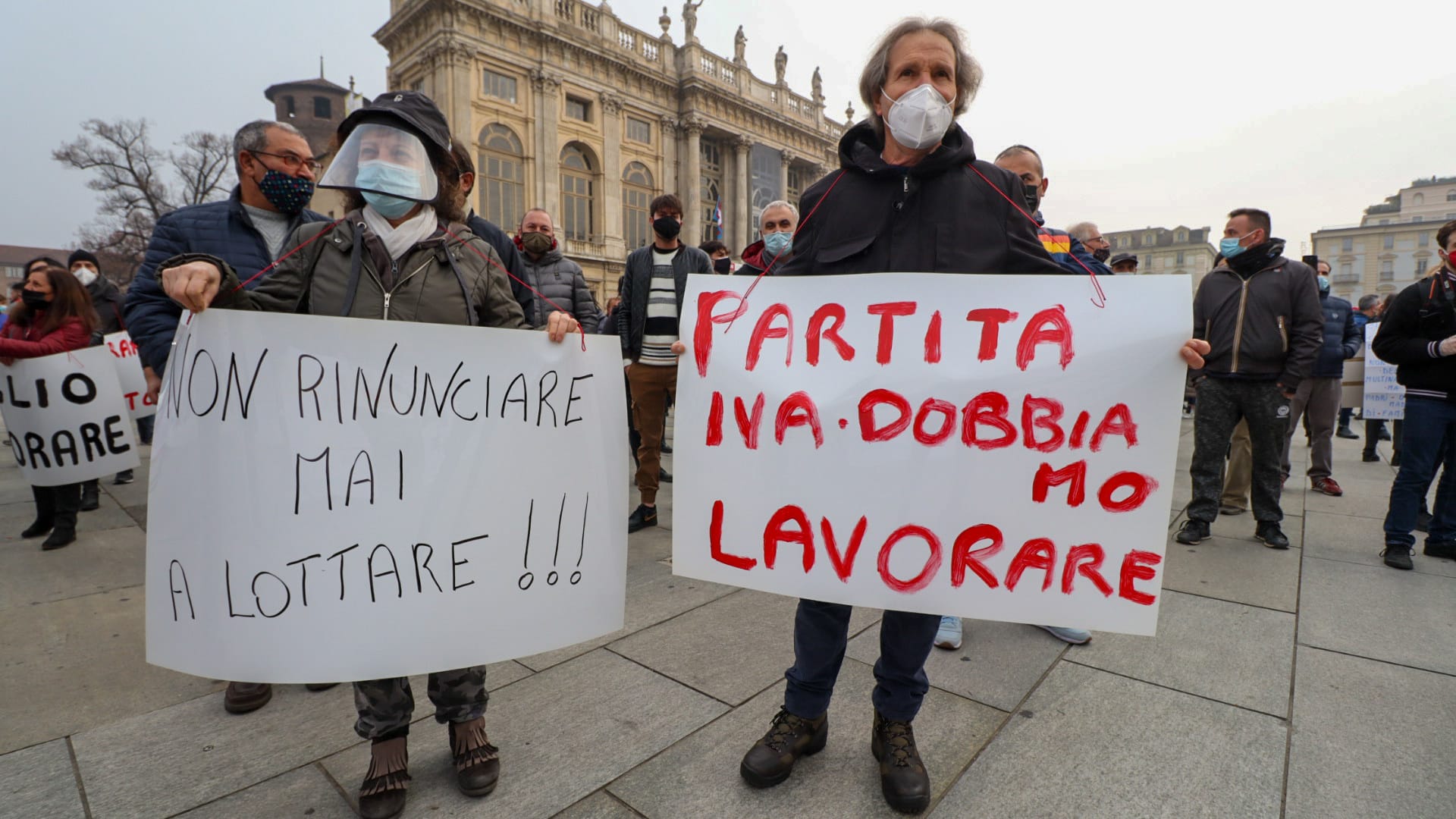 Manifestazione in piazza a Torino: le partite Iva scacciano i negazionisti dalla piazza
